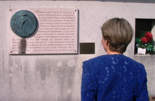 Moment d'&eacute;motion devant le m&eacute;morial Jean Moulin