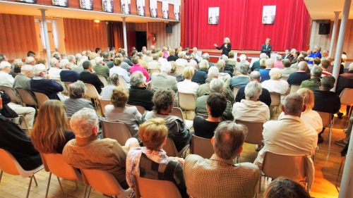 Solide affluence et ambiance bienveillante au meeting salle Simone Signoret.