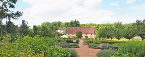 Clin d'oeil aux rénovations magnifiques déjà effectuées: la grange dimière et le nouveau jardin médiéval: à découvrir absolument!